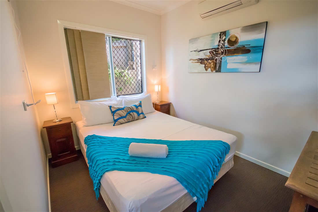 Airlie_Accommodation_poolview_3bd_room_004